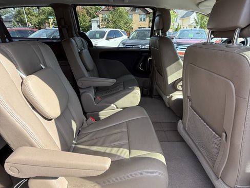 Used 2016 Chrysler Town & Country Touring w/ Driver Convenience Group image 24