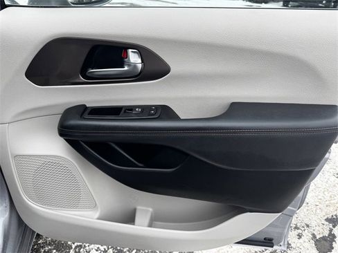 Certified 2019 Chrysler Pacifica Touring-L image 13