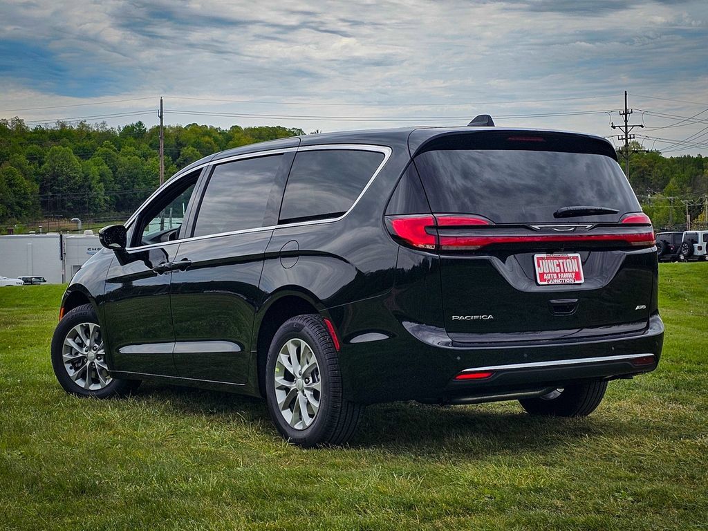 New 2027 Chrysler Pacifica Select AWD/4WD image 5