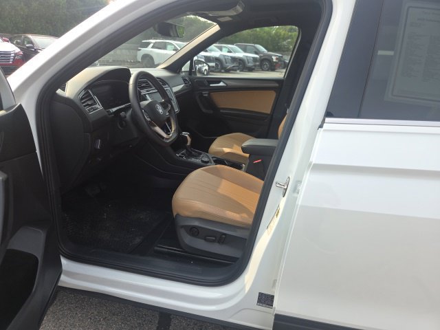 Used 2023 Volkswagen Tiguan SE w/ Panoramic Sunroof Package AWD/4WD image 10