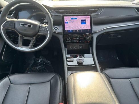 Used 2023 Cadillac XT4 Luxury w/ Cold Weather Package AWD/4WD image 14