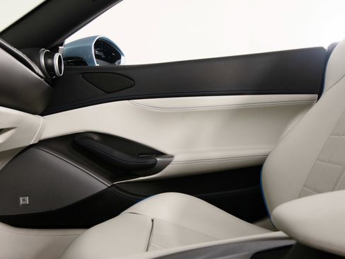 Certified 2023 Ferrari Portofino M RWD image 32