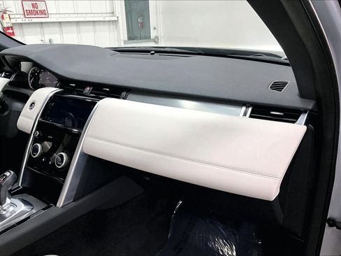 Used 2023 Land Rover Discovery Sport SE image 18