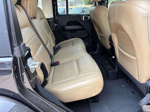 Used 2018 Jeep Wrangler Unlimited Sahara w/ Dual Top Group AWD/4WD image 10