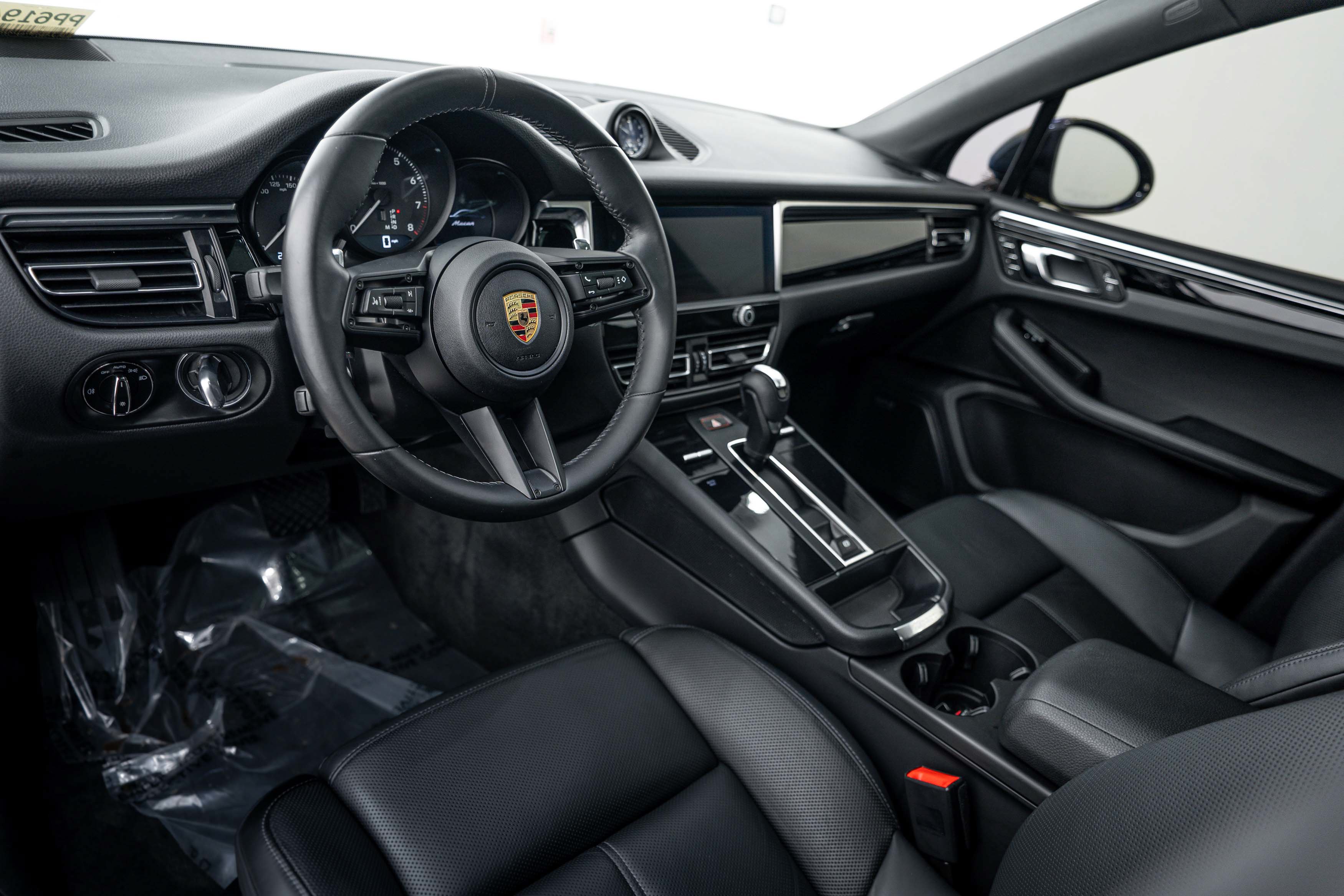 Certified 2024 Porsche Macan AWD/4WD image 4