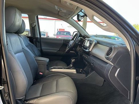Used 2017 Toyota Tacoma SR5 w/ Tow Package RWD image 11