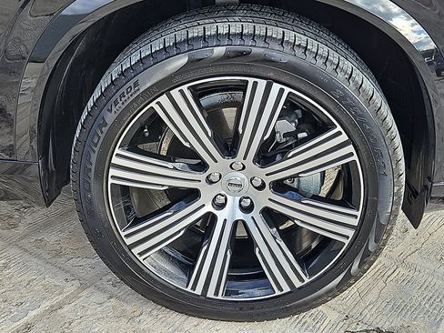 Certified 2025 Volvo XC90 B6 Plus w/ Protection Package Premier image 8