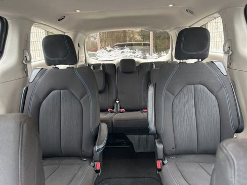 Used 2021 Chrysler Pacifica Touring image 9