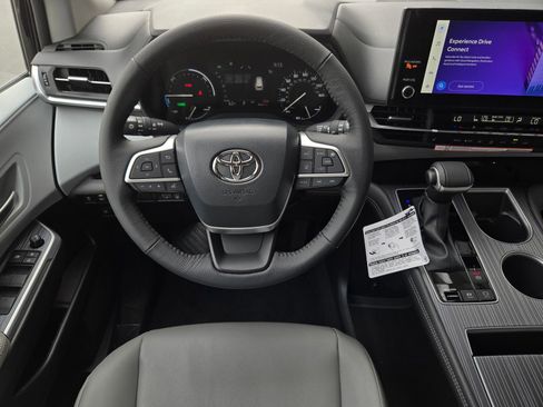 Certified 2026 Toyota Sienna XLE image 11