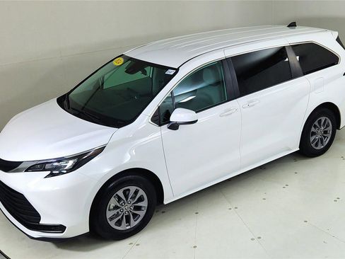Used 2024 Toyota Sienna LE image 18