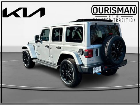 Used 2022 Jeep Wrangler Unlimited Sahara w/ Cold Weather Group image 3