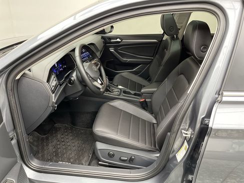 Used 2024 Volkswagen Jetta SE w/ Panoramic Sunroof Package image 3