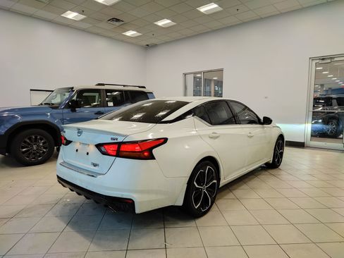 Used 2023 Nissan Altima 2.5 SR w/ SR Premium Package FWD image 3