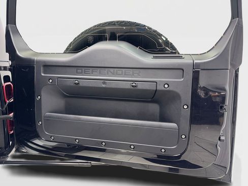 Used 2025 Land Rover Defender 110 S image 82