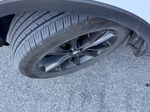 Used 2017 Ford Explorer XLT w/ Equipment Group 202A AWD/4WD image 27