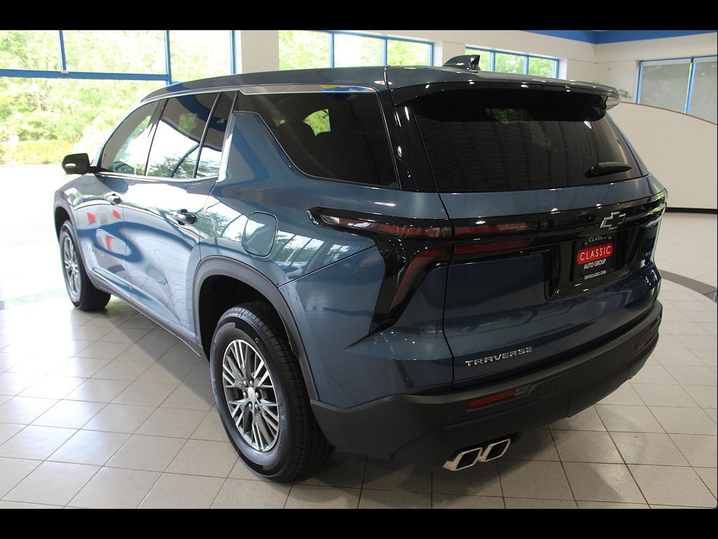Used 2024 Chevrolet Traverse LS FWD image 7