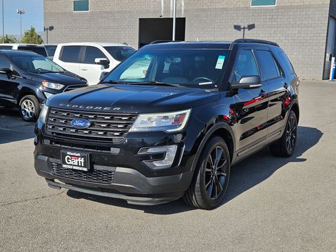 Used 2017 Ford Explorer XLT w/ Equipment Group 202A AWD/4WD image 8