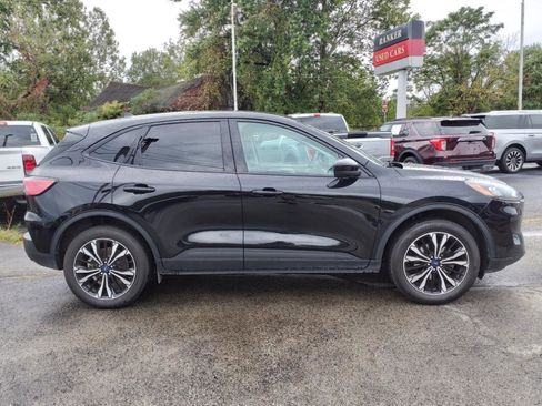 Used 2022 Ford Escape SE w/ SE Sport Appearance Package image 2