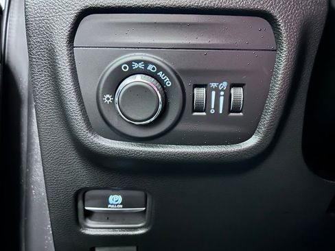 Used 2025 Jeep Grand Cherokee Altitude AWD/4WD image 6