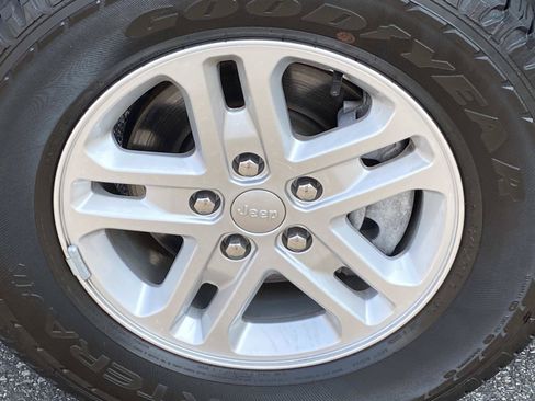 Used 2023 Jeep Grand Cherokee Laredo AWD/4WD image 25