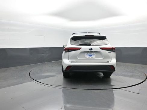 Used 2023 Toyota Highlander XLE AWD/4WD image 6