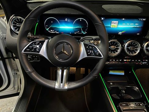 Used 2025 Mercedes-Benz GLB 250 4MATIC image 23