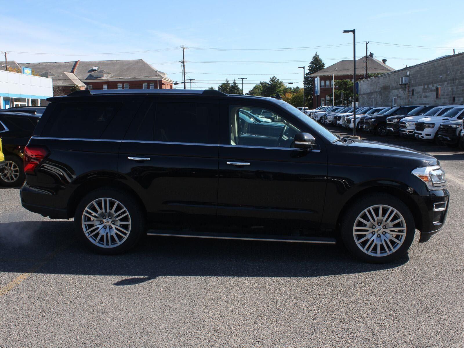 Used 2024 Ford Expedition Limited AWD/4WD image 4
