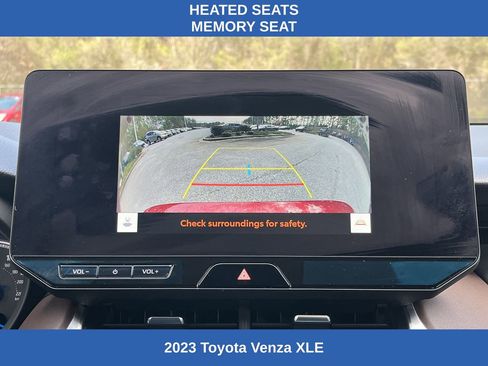 Used 2023 Toyota Venza XLE image 3