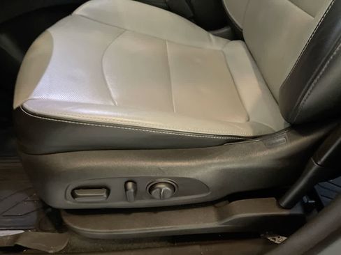 Used 2018 Chevrolet Equinox Premier image 12