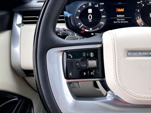 Used 2025 Land Rover Range Rover SE image 11