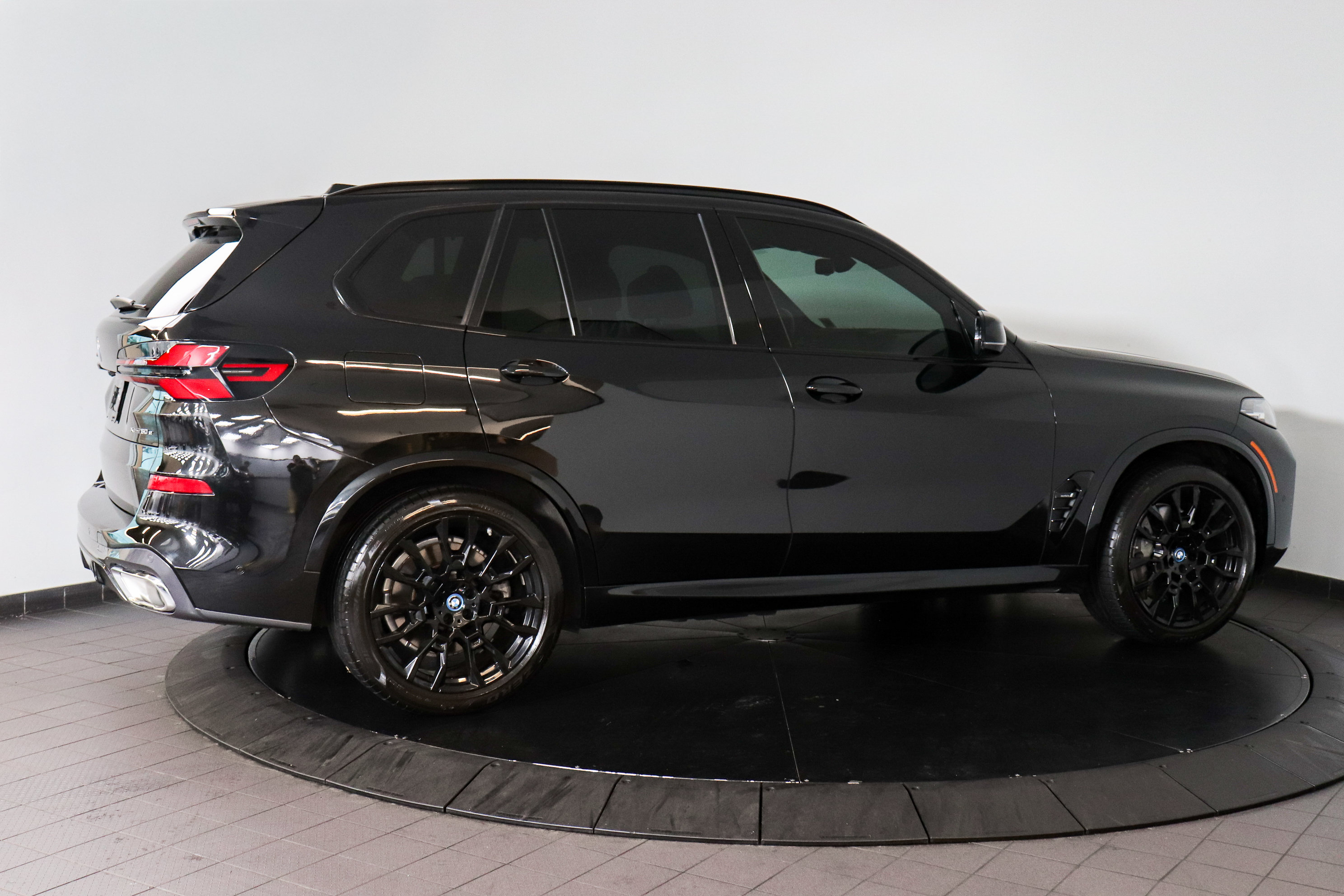 Used 2024 BMW X5 xDrive50e w/ M Sport Package AWD/4WD image 7