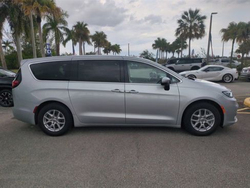 Used 2023 Chrysler Pacifica Touring-L image 4