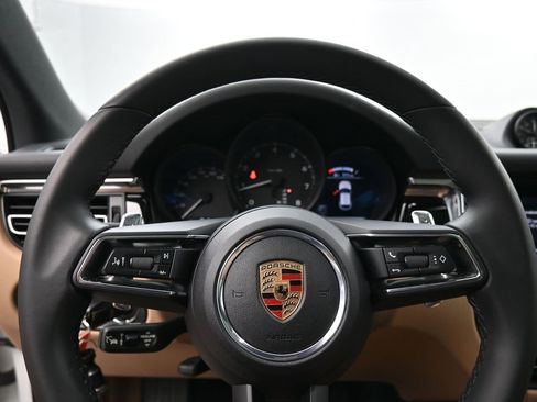 Used 2025 Porsche Macan image 9