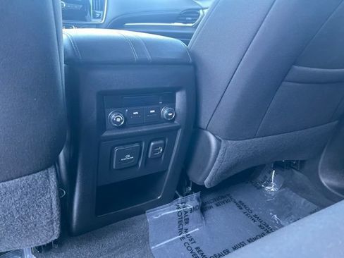 Used 2023 Chevrolet Traverse LT FWD image 18
