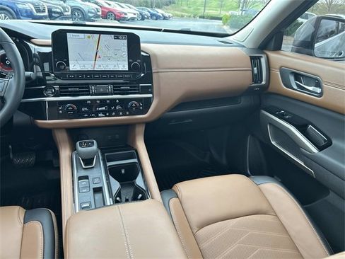 Used 2025 Nissan Pathfinder Platinum w/ Cargo Package image 18