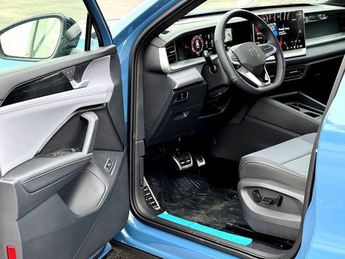 New 2026 Volkswagen Tiguan SE R-Line FWD image 10