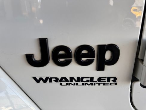 Used 2019 Jeep Wrangler Unlimited Sahara AWD/4WD image 31
