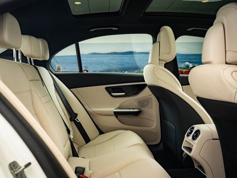 Used 2025 Mercedes-Benz C 300 4MATIC Sedan image 36