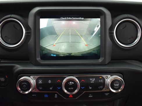 Used 2023 Jeep Wrangler Sahara w/ Cold Weather Group image 17