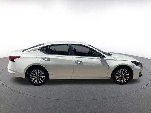 Used 2025 Nissan Altima 2.5 SV FWD image 16