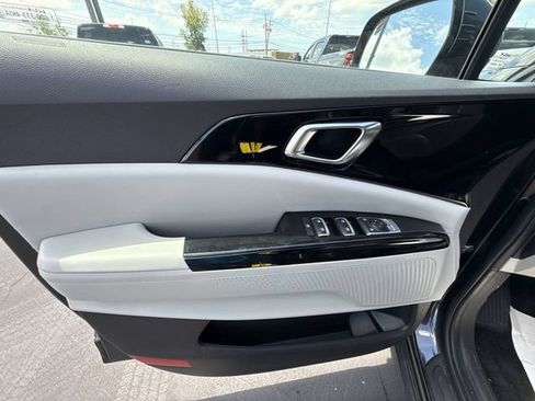 Used 2024 Kia Carnival EX FWD image 21