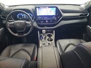 Used 2025 Toyota Highlander Limited FWD image 11