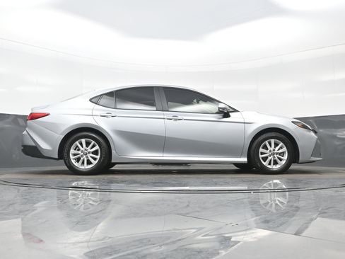 Used 2025 Toyota Camry LE image 32