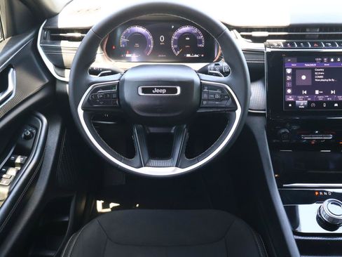 Used 2025 Jeep Grand Cherokee Laredo X RWD image 11