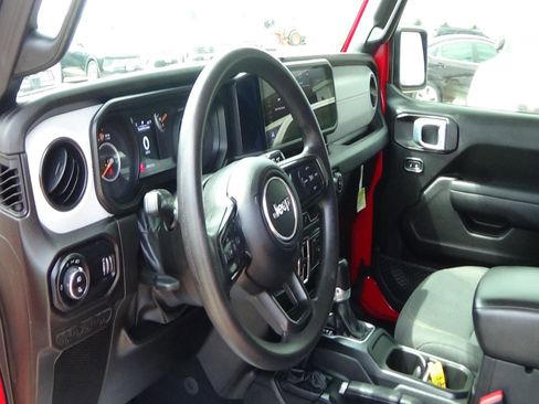 Certified 2024 Jeep Gladiator Sport AWD/4WD image 17