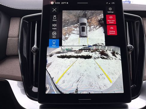 Certified 2025 Volvo XC90 B6 Plus image 28