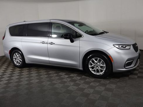 Used 2024 Chrysler Pacifica Touring-L FWD image 19