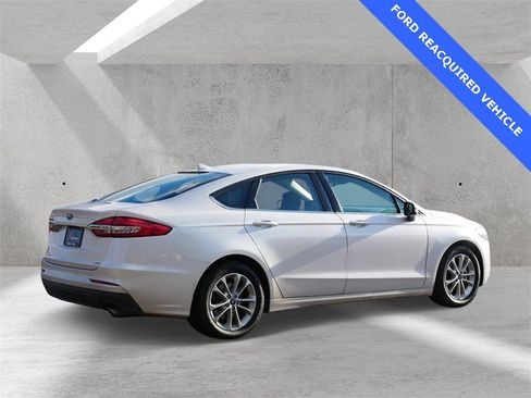 Used 2019 Ford Fusion SE image 3