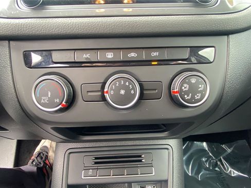 Used 2017 Volkswagen Tiguan S image 14