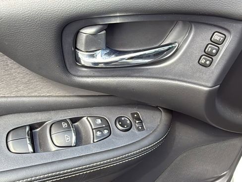 Used 2024 Nissan Murano SL image 11